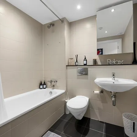 Waterfront Panorama - 2br + Balcony, Near Stadium 맨체스터