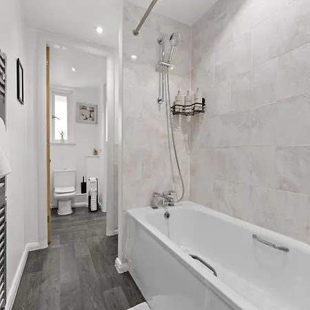 Апартаменты Spacious 3 Bedroom House For Single & Group Accommodation And Free Parking *