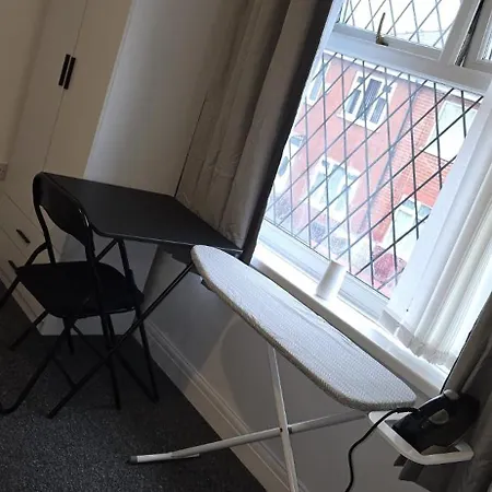 Machester Oldham Accomodation-sleeps 6 -2br شقة مانشستر