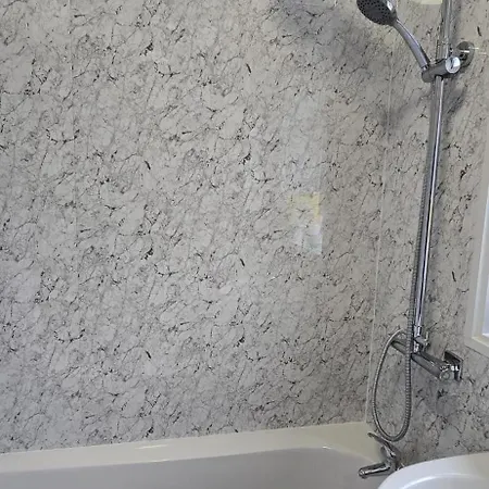 Machester Oldham Accomodation-sleeps 6 -2br شقة
