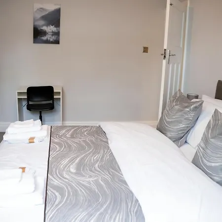 Modern & Spacious 4-bedroom In Crumpsall *