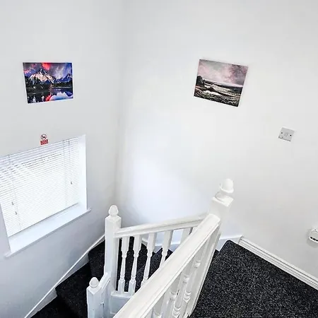 Deluxe 4-bed Near Etihad & C0-0p Arena, Parking X 2 Cars Or Vans, Sleeps 9 شقة *