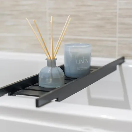 Modern 1-bed Centre Flat - Balcony & Parking Apartman *