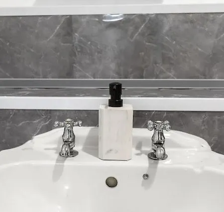 Arosa Escape- Modern2 Bed Suite,sleeps 5,free Parking,ps4,kingbed,wifi,near Christies *