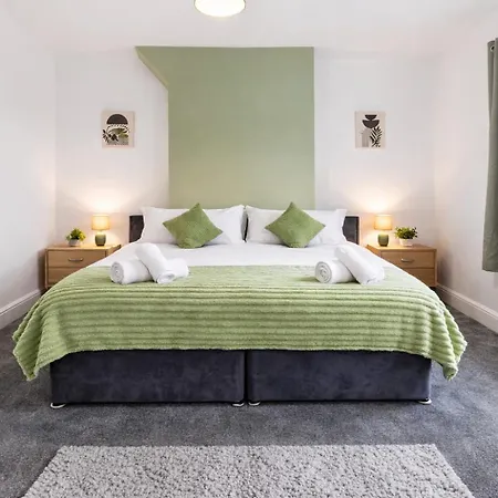Comfortable 4 Bed - Free Parking & Fast Wifi *