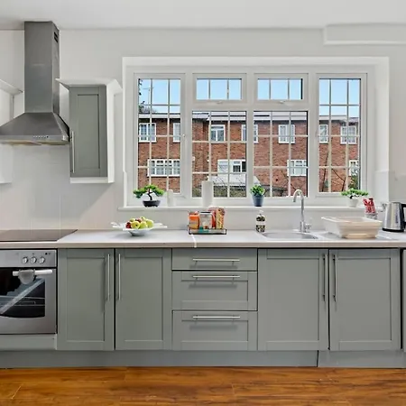 Modern 4 Bedroom House For 9 Guests With Free Parking By The Cosy Corner Nationwide Apartman *