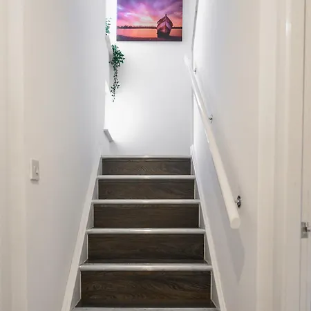 Апартаменты Spacious 3 Bedroom House For Single & Group Accommodation And Free Parking