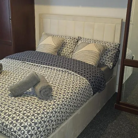 Machester Oldham Accomodation-sleeps 6 -2br شقة *