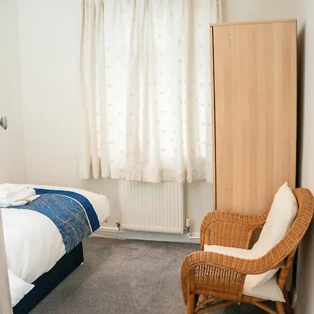 Modern & Spacious 4-bedroom In Crumpsall