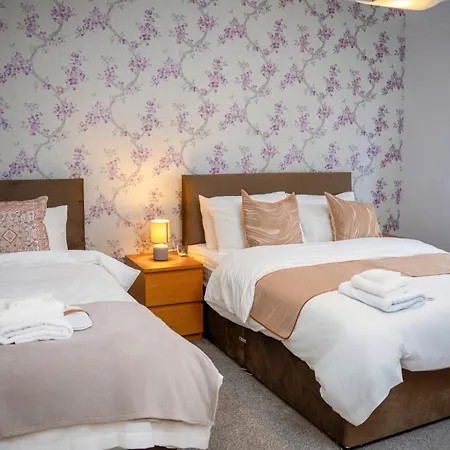Modern & Spacious 4-bedroom In Crumpsall Apartman