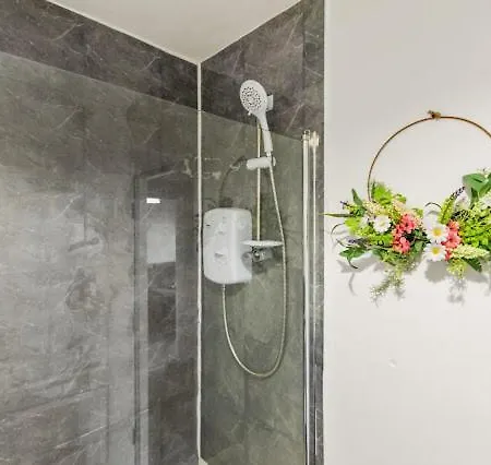 Arosa Escape- Modern2 Bed Suite,sleeps 5,free Parking,ps4,kingbed,wifi,near Christies 公寓 *