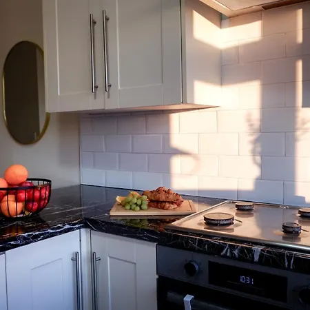 דירה Near Uni And Hospital - Long - Fast Wi-fi - 15 Mins To *