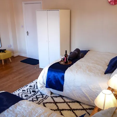 Near Uni And Hospital - Long - Fast Wi-fi - 15 Mins To דירה