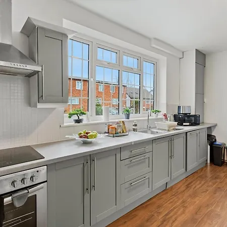 Apartman Modern 4 Bedroom House For 9 Guests With Free Parking By The Cosy Corner Nationwide *