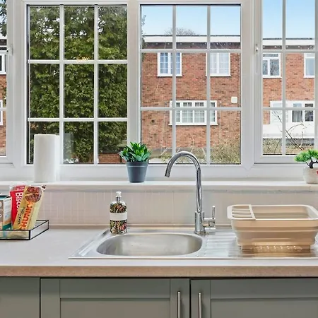 Modern 4 Bedroom House For 9 Guests With Free Parking By The Cosy Corner Nationwide Apartman