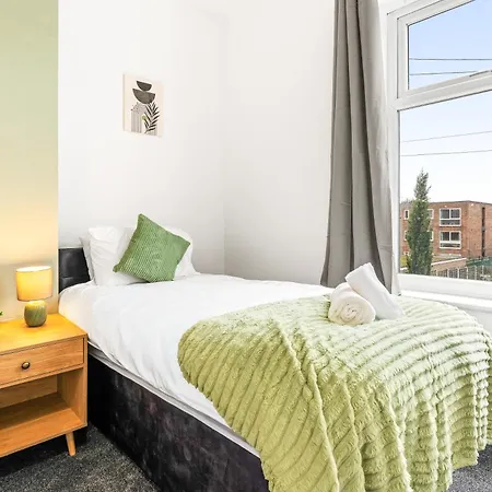 Comfortable 4 Bed - Free Parking & Fast Wifi Lägenhet *