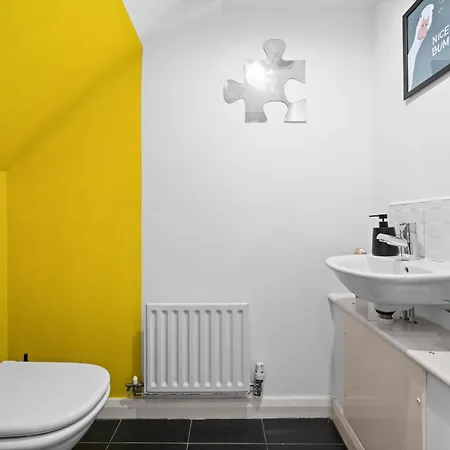 Апартаменты Spacious 3 Bedroom House For Single & Group Accommodation And Free Parking Манчестер