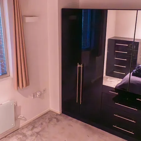 Whole Two Bed, One Bedroom With Riverside View - Secure Parking - Close To Centre And Old Trafford Manchester