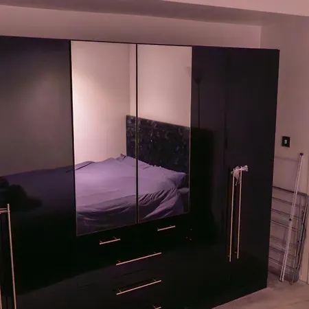 Whole Two Bed, One Bedroom With Riverside View - Secure Parking - Close To Centre And Old Trafford *