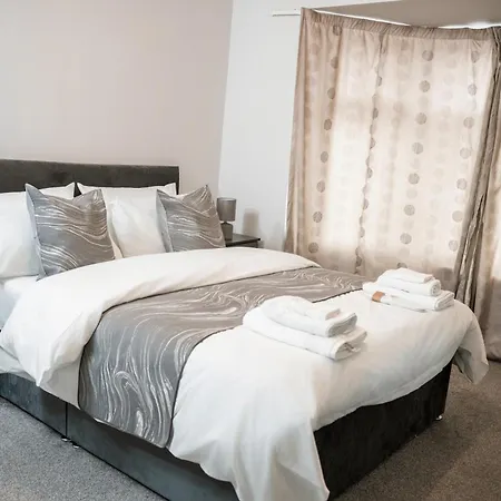 Modern & Spacious 4-bedroom In Crumpsall * Manchester