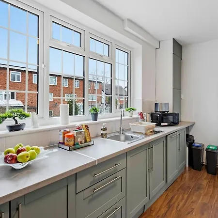 Modern 4 Bedroom House For 9 Guests With Free Parking By The Cosy Corner Nationwide