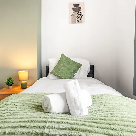 Appartement Comfortable 4 Bed - Free Parking & Fast Wifi