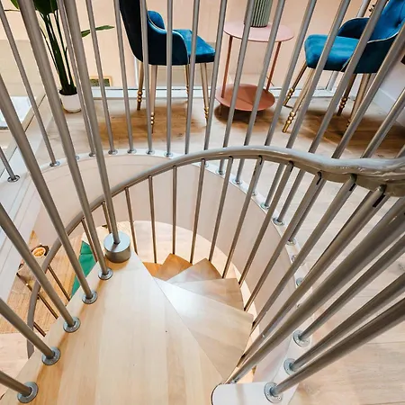 Spacious Location For Families Walk To