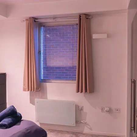 Whole Two Bed, One Bedroom With Riverside View - Secure Parking - Close To Centre And Old Trafford Appartamento