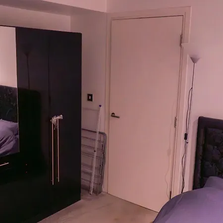 Whole Two Bed, One Bedroom With Riverside View - Secure Parking - Close To Centre And Old Trafford *