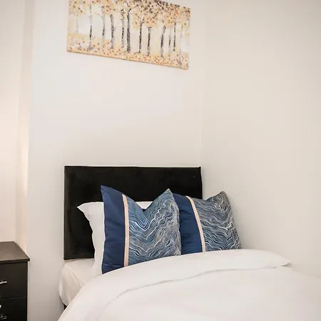 Modern & Spacious 4-bedroom In Crumpsall *