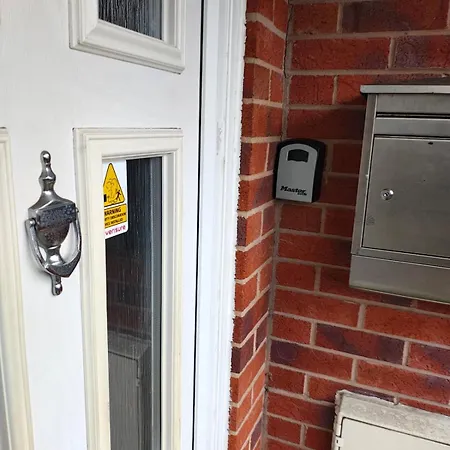 Deluxe 4-bed Near Etihad & C0-0p Arena, Parking X 2 Cars Or Vans, Sleeps 9 شقة *