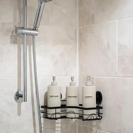 Spacious 3 Bedroom House For Single & Group Accommodation And Free Parking Апартаменты *