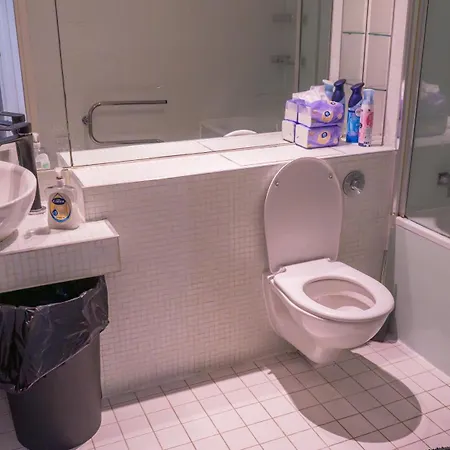 Whole Two Bed, One Bedroom With Riverside View - Secure Parking - Close To Centre And Old Trafford Apartmán