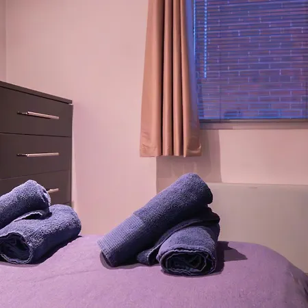 Apartmán Whole Two Bed, One Bedroom With Riverside View - Secure Parking - Close To Centre And Old Trafford *
