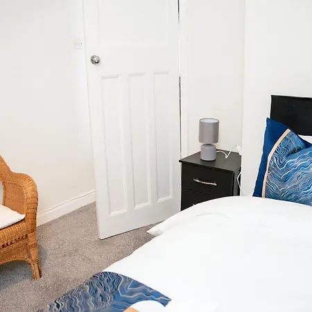 Modern & Spacious 4-bedroom In Crumpsall Manchester