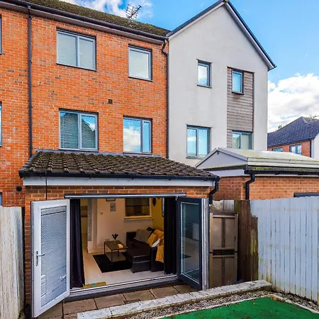 Salford 4 Bed House - Free Parking - Sleeps 7 Διαμέρισμα Μάντσεστερ