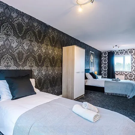 Salford 4 Bed House - Free Parking - Sleeps 7 * Μάντσεστερ