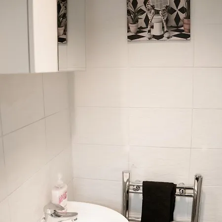 Modern & Spacious 4-bedroom In Crumpsall Manchester