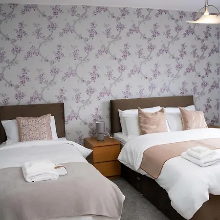 Modern & Spacious 4-bedroom In Crumpsall Apartman *