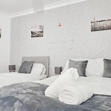 Deluxe 4-bed Near Etihad & C0-0p Arena, Parking X 2 Cars Or Vans, Sleeps 9 * 맨체스터
