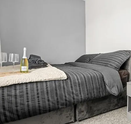 Arosa Escape- Modern2 Bed Suite,sleeps 5,free Parking,ps4,kingbed,wifi,near Christies