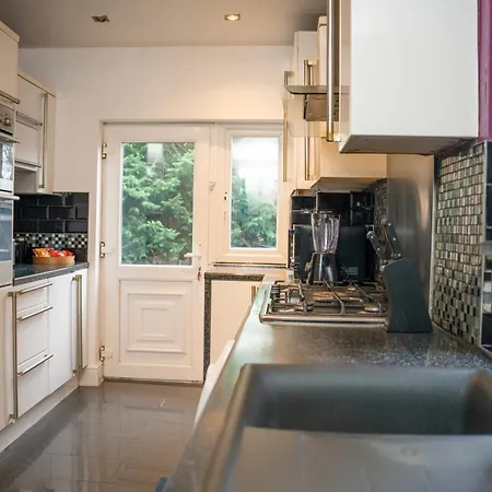Modern & Spacious 4-bedroom In Crumpsall * Manchester