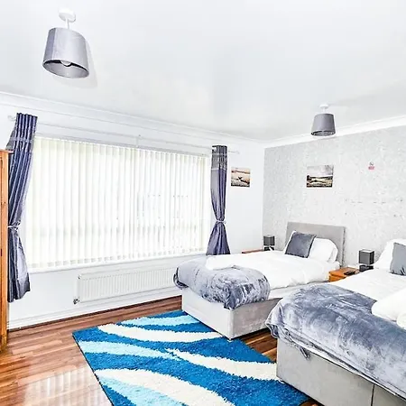 Deluxe 4-bed Near Etihad & C0-0p Arena, Parking X 2 Cars Or Vans, Sleeps 9 مانشستر