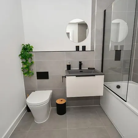 Modern 2 Bedroom In W Balcony *
