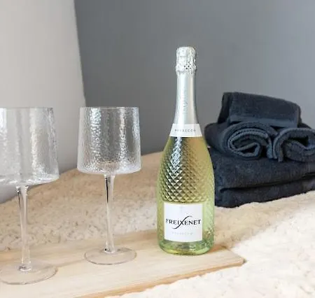Arosa Escape- Modern2 Bed Suite,sleeps 5,free Parking,ps4,kingbed,wifi,near Christies 曼彻斯特