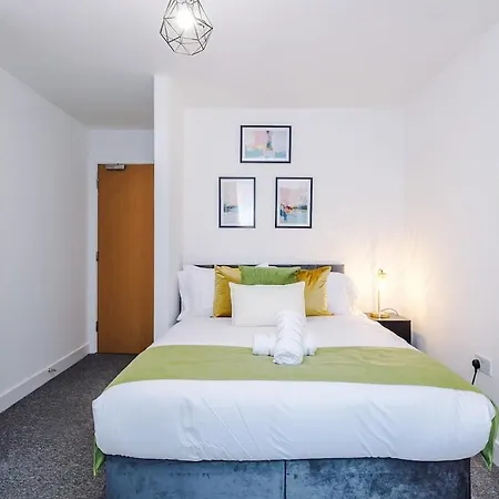 Stylish 2 Bedroom, 2 Bathroom With Free Parking