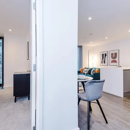 Stylish 1br Near Centre Salford *