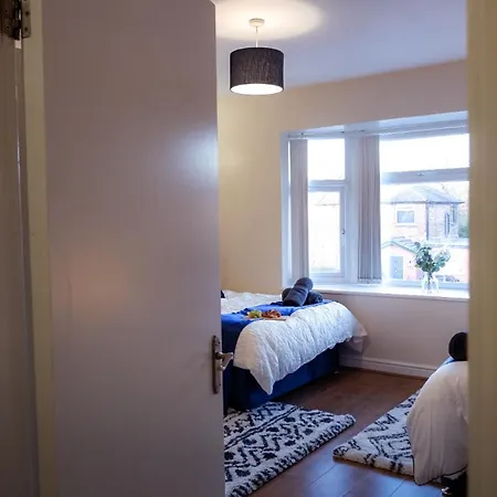 Near Uni And Hospital - Long - Fast Wi-fi - 15 Mins To *