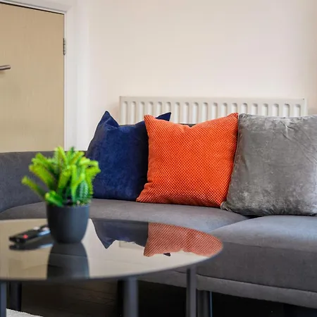 Апартаменты Spacious 3 Bedroom House For Single & Group Accommodation And Free Parking Манчестер