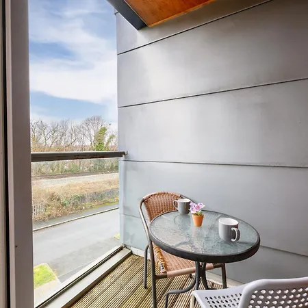 Spacious 3 Bedroom House For Single & Group Accommodation And Free Parking *